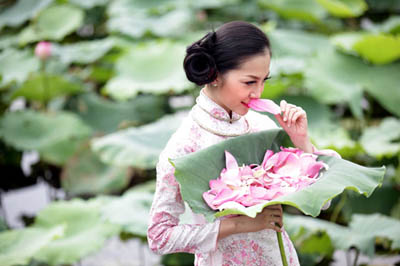 Linh Nga duyên dáng bên sen hồng